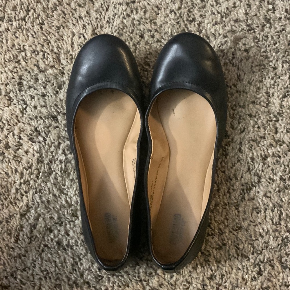 Women’s black ballet flats